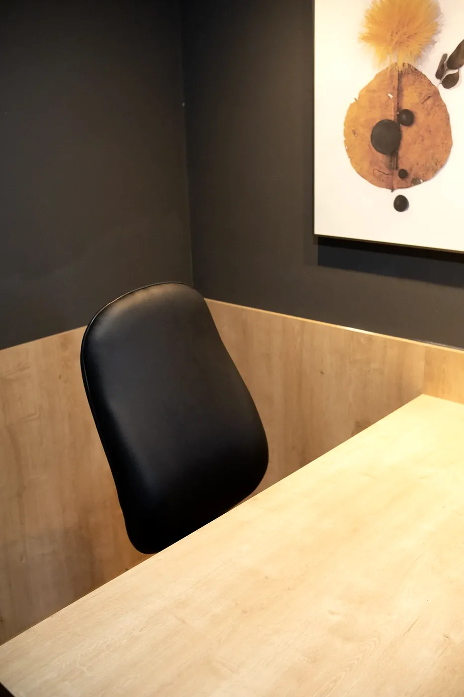 Detalhe da poltrona e da bancada da sala exclusiva