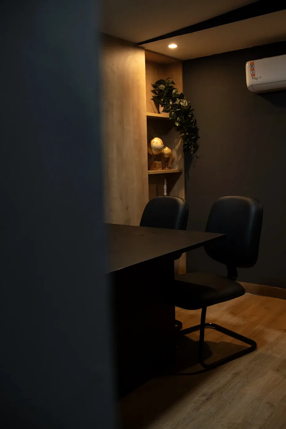 Detalhe da mesa de reuniões com iluminação de destaque