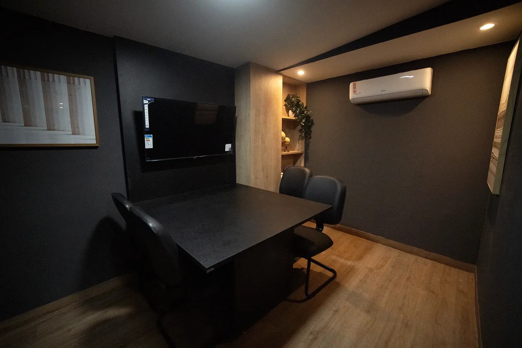 Sala de reuniões com TV de 50 polegadas no R2 Coworking, Praia do Francês